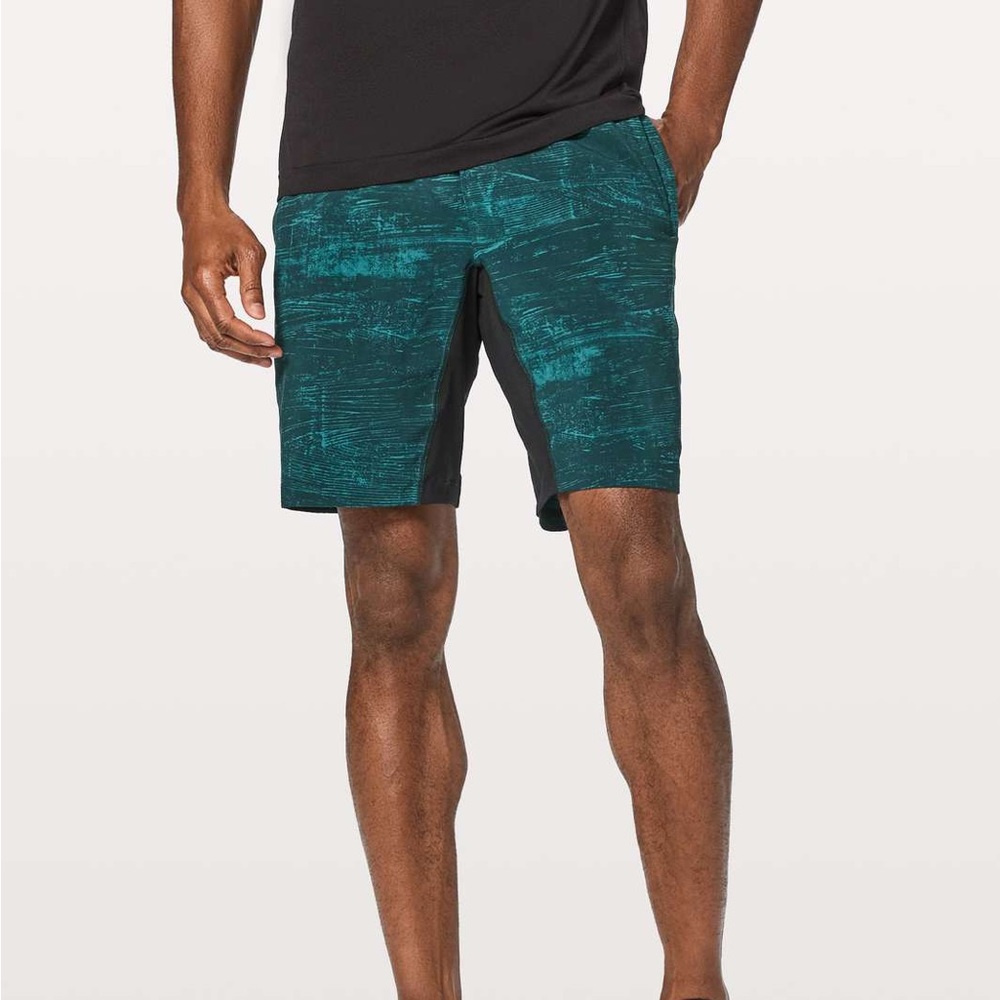 Size M Lululemon T.H.E. Short 9" *Linerless in Tide Cut Laguna Dark Voyage